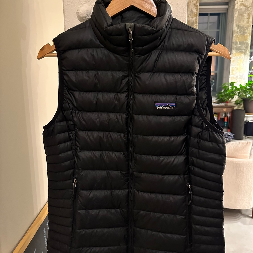 Patagonia women’s down vest size medium black